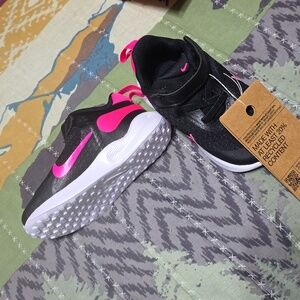 Toddler sz 7 Nike Revolution Shows..BRAND NEW